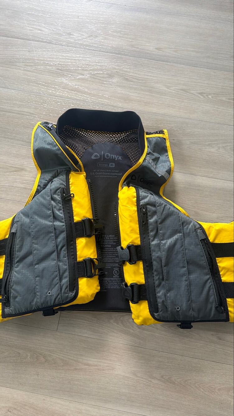 Onyx MoveVent Curve Life Jacket